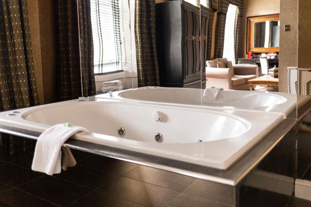 
Jacuzzi Suite
