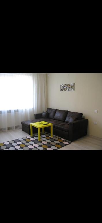 布拉索夫的住宿－Summer，带沙发和黄色桌子的客厅