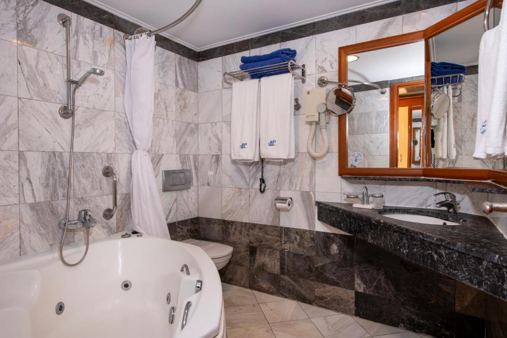 Beachfront Hydramis Palace Beach Resort - Deluxe Tweepersoonskamer Met 1 Of 2 Bedden En Spabad
