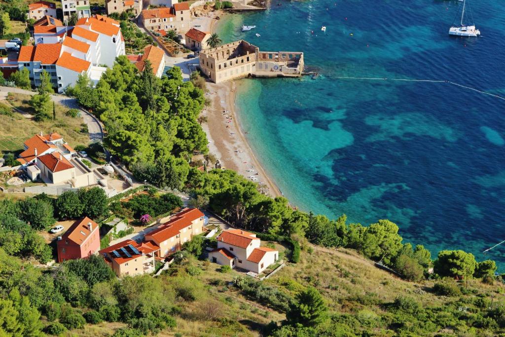 een luchtzicht op een dorp op een heuvel naast de oceaan bij Apartment Mare in Komiža