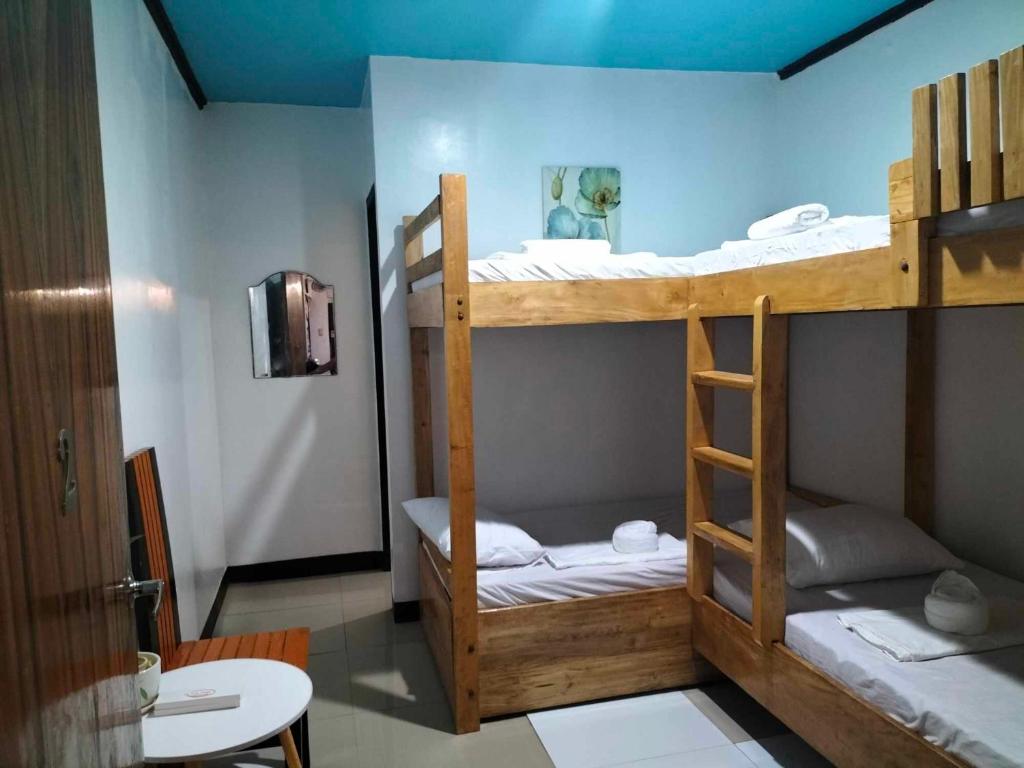 Postel nebo postele na pokoji v ubytování Brenmariel Tourist Inn