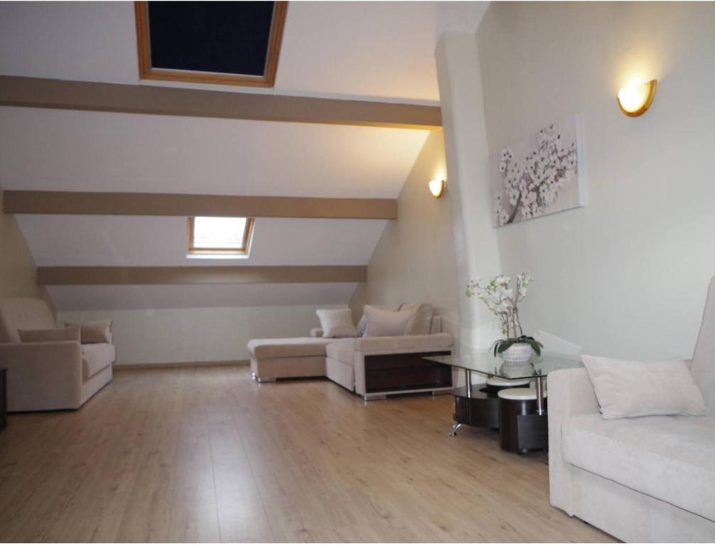 un salon avec deux canapés et une table dans l'établissement L'appartement 90m2 climatisé, à Avignon