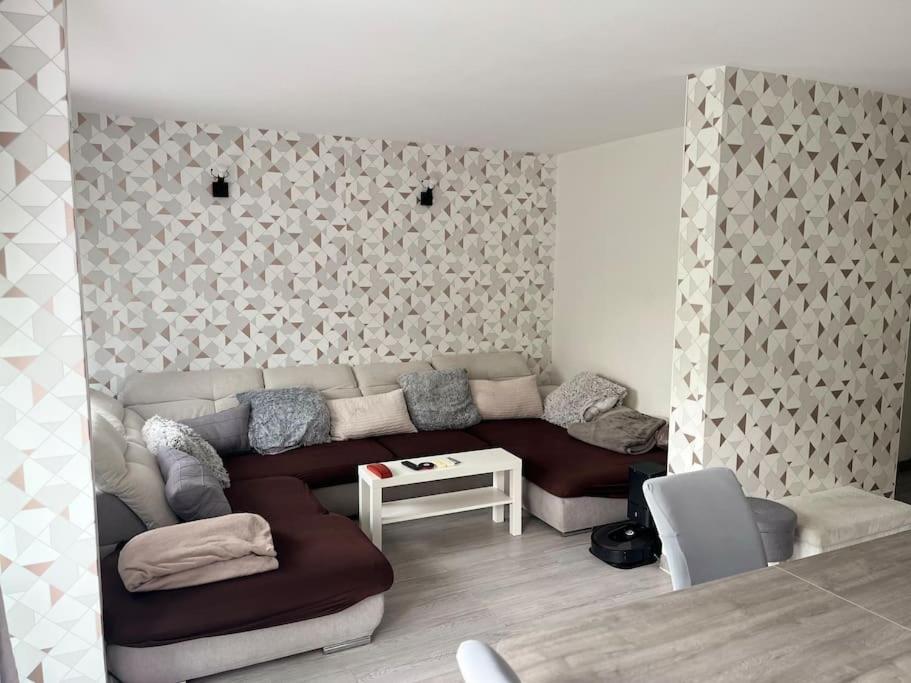 - un salon avec un canapé et une table dans l'établissement L’appartement connecté, à Fresnes