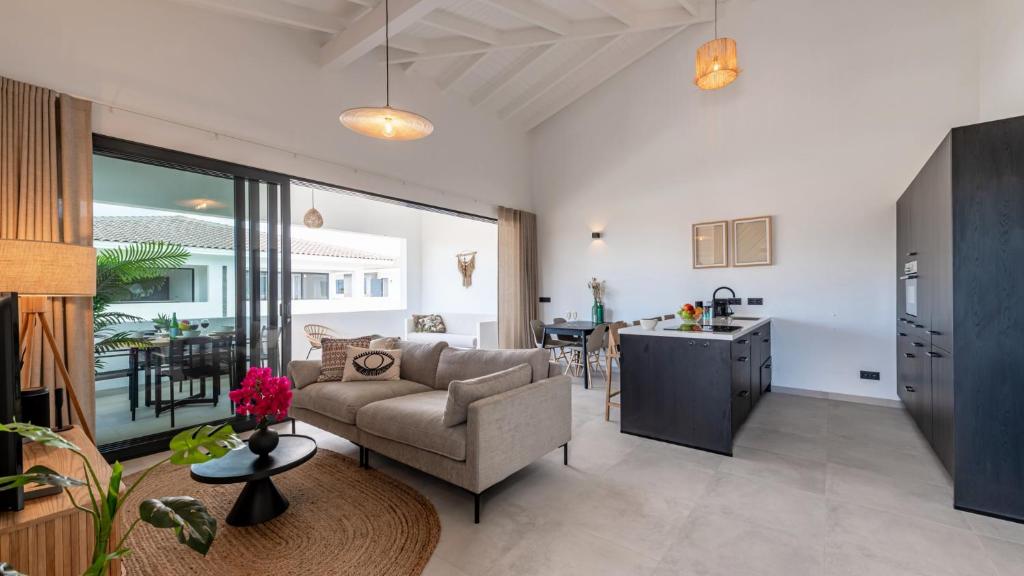 Χώρος καθιστικού στο The Wave - Excellently located Penthouse with pool