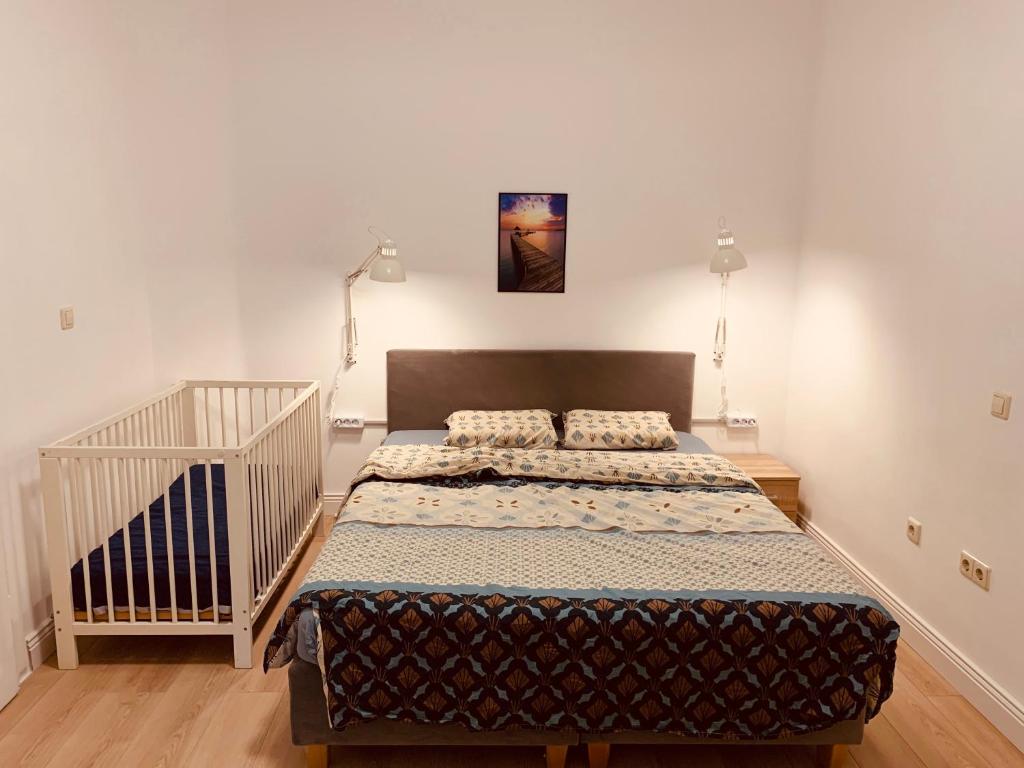1 dormitorio con 2 camas y 1 cuna en Nice private room in Luxembourg City, en Luxemburgo