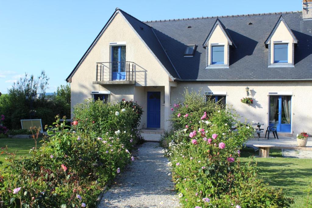 una casa con flores delante en La Trémouchère, en Gesvres