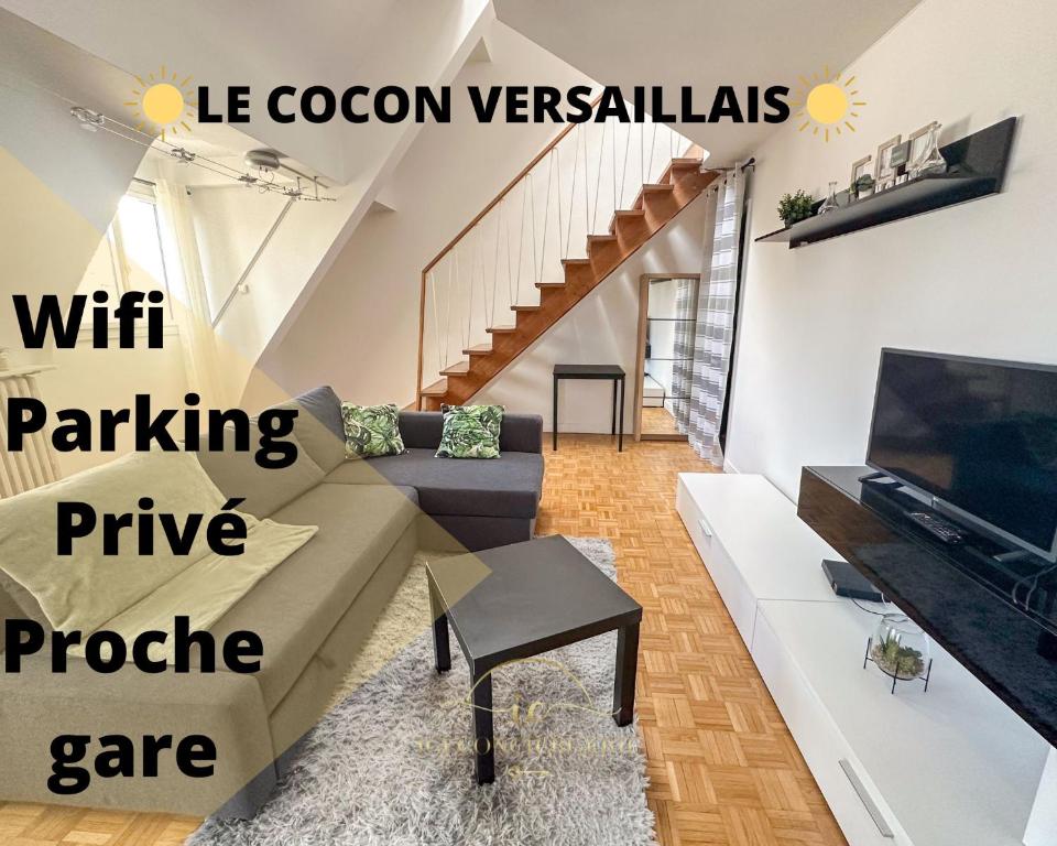 sala de estar con sofá y TV en LE COCON VERSAILLAIS en Versailles