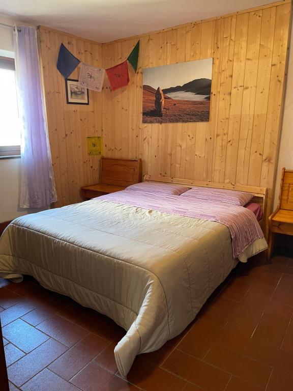 Postel nebo postele na pokoji v ubytování B&B Bivacco Frasassi climbing & trail running house