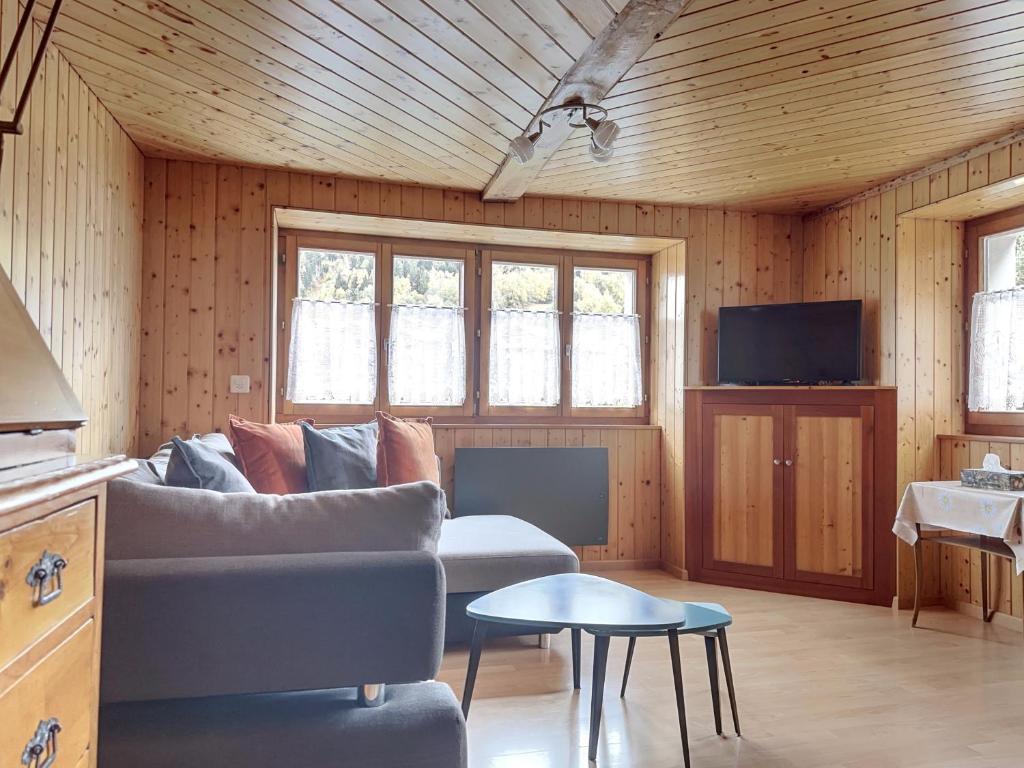 a living room with a couch and a tv at Les Antilles l Bucolique l 6pers in Vercorin