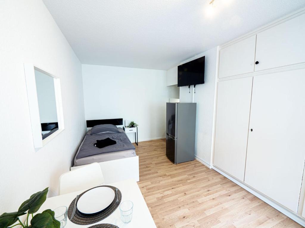ein kleines Apartment mit einem Bett in einem Zimmer in der Unterkunft Work & stay in Ahrensburg in Ahrensburg