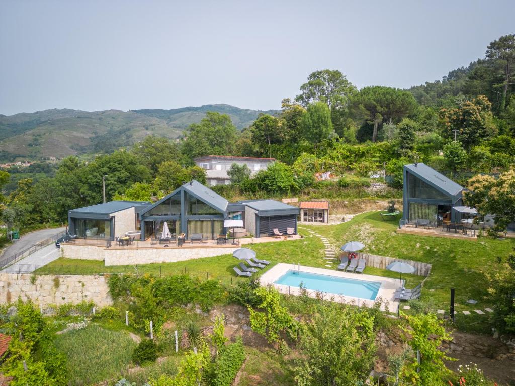 uma vista aérea de uma casa numa colina com uma piscina em Casas De Bouro 1 em Terras de Bouro