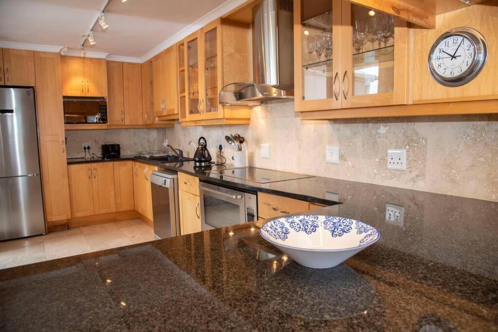 WATERFRONT -NEW LISTING LUXURY 4 BED ON THE WATER - Image 11