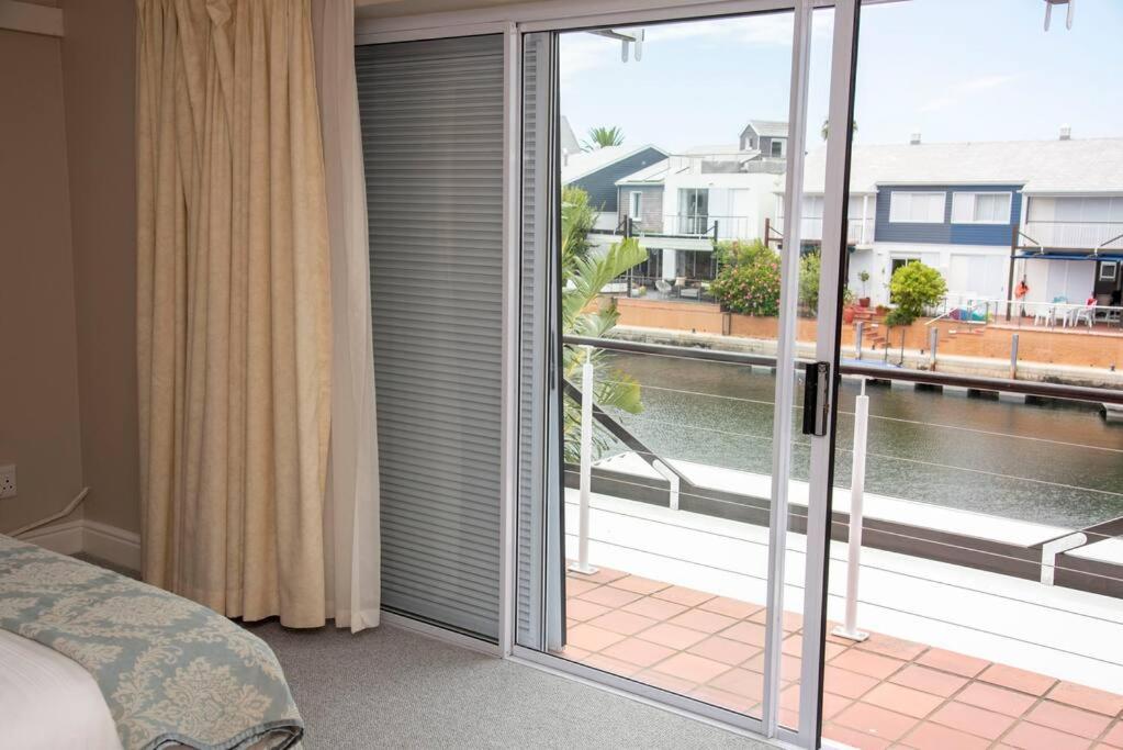 WATERFRONT -NEW LISTING LUXURY 4 BED ON THE WATER - Image 45