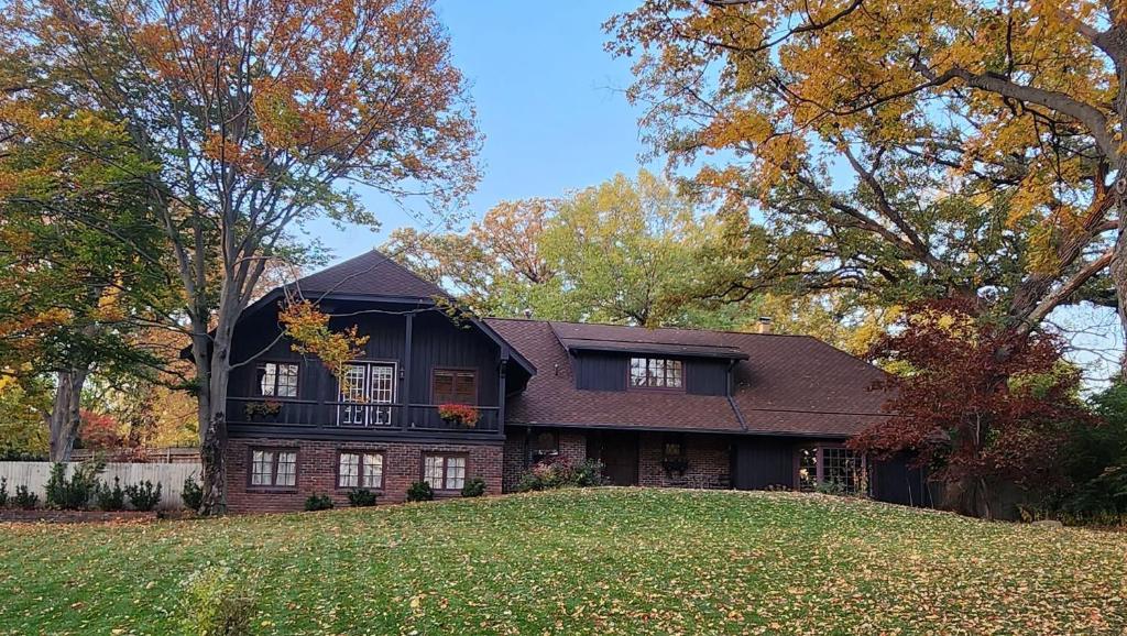 Spacious Family Friendly Home with Huge Yard - Housity