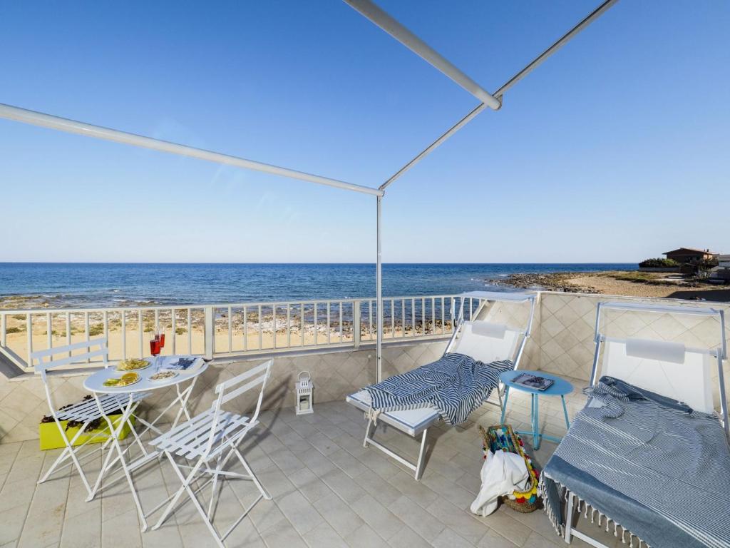 Vista generica sul mare o vista sul mare dall'interno dell'appartamento