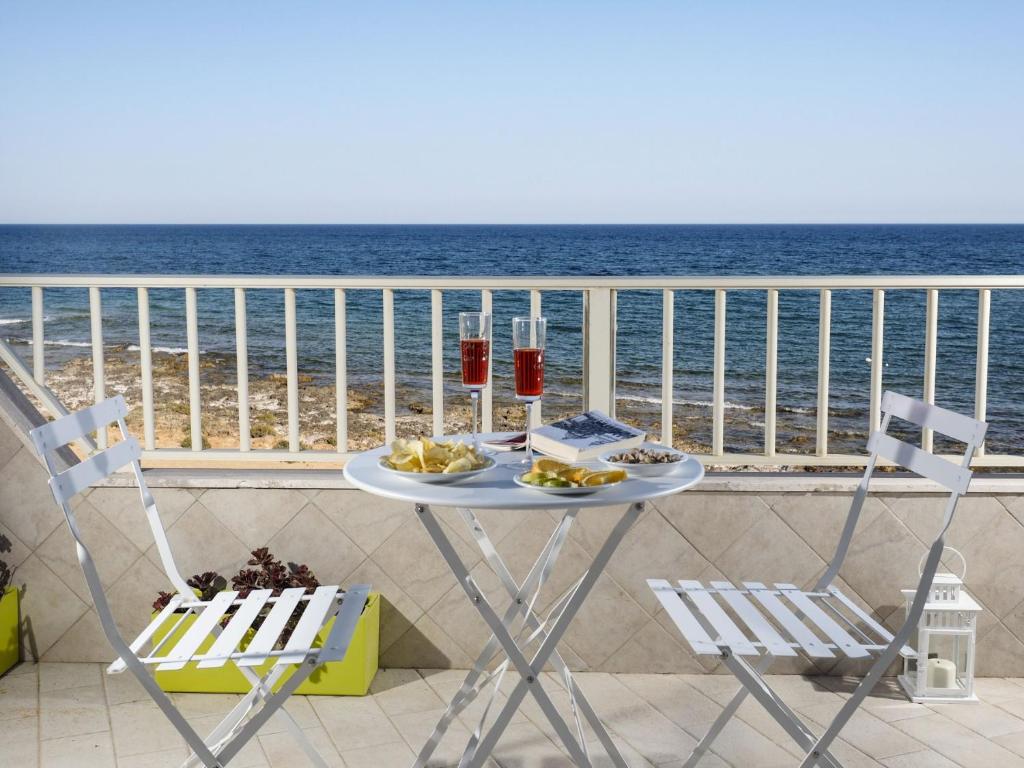 Vista generica sul mare o vista sul mare dall'interno dell'appartamento