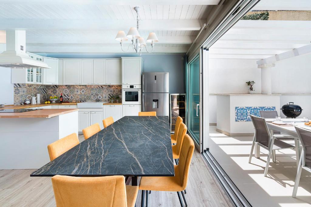 une cuisine et une salle à manger avec une table et des chaises dans l'établissement Villa Giutitta, à Taormine