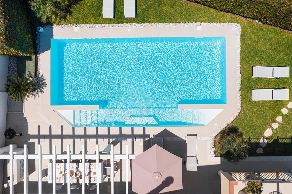 une vue aérienne d'une piscine dans un complexe hôtelier dans l'établissement Villa Giutitta, à Taormine