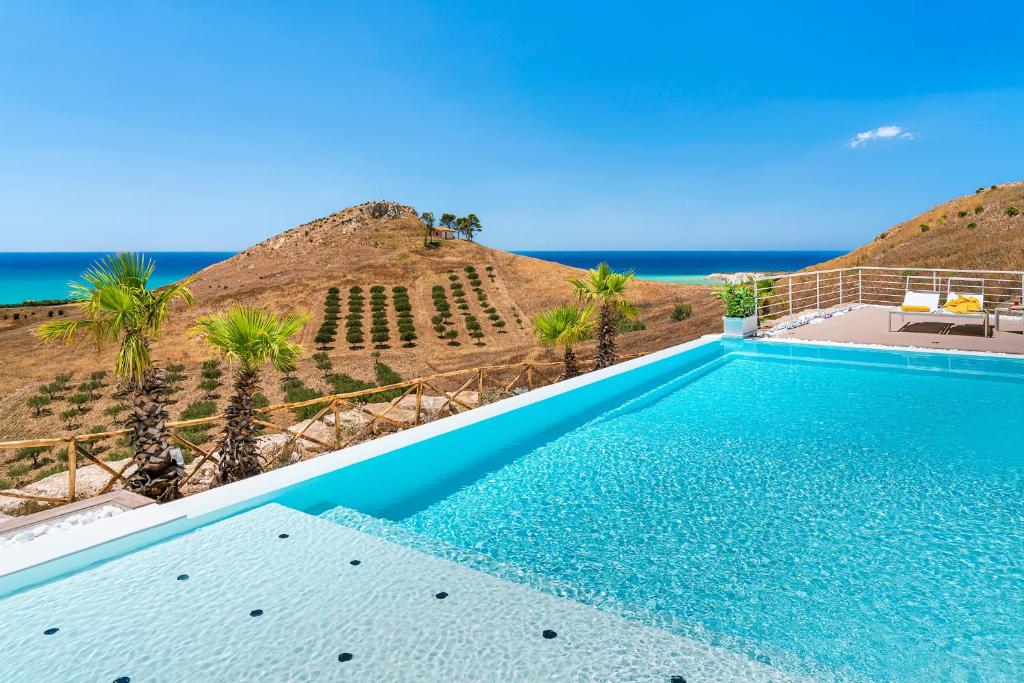 una piscina con el océano en el fondo en Villa Domizia, en Montallegro