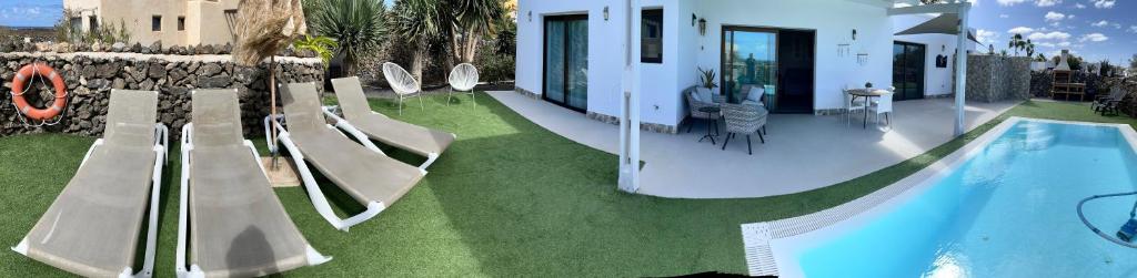 Bazén v ubytování Seaside Villa in El Roque (El Cotillo) with Private Pool nebo v jeho okolí