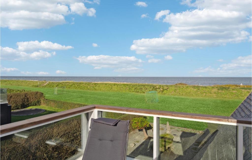 TørresøにあるAmazing Home In Otterup With 2 Bedrooms And Wifiの海の景色を望むバルコニー