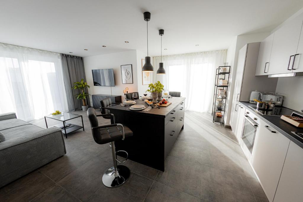 a kitchen and living room with a desk in a room at BONNYSTAY Herzogenaurach Natur und Entspannung nähe Zentrum in Herzogenaurach