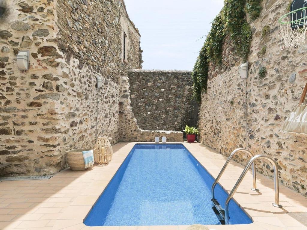 una piscina en medio de un edificio en Belvilla by OYO Holiday home in Garriguella, en Garriguella
