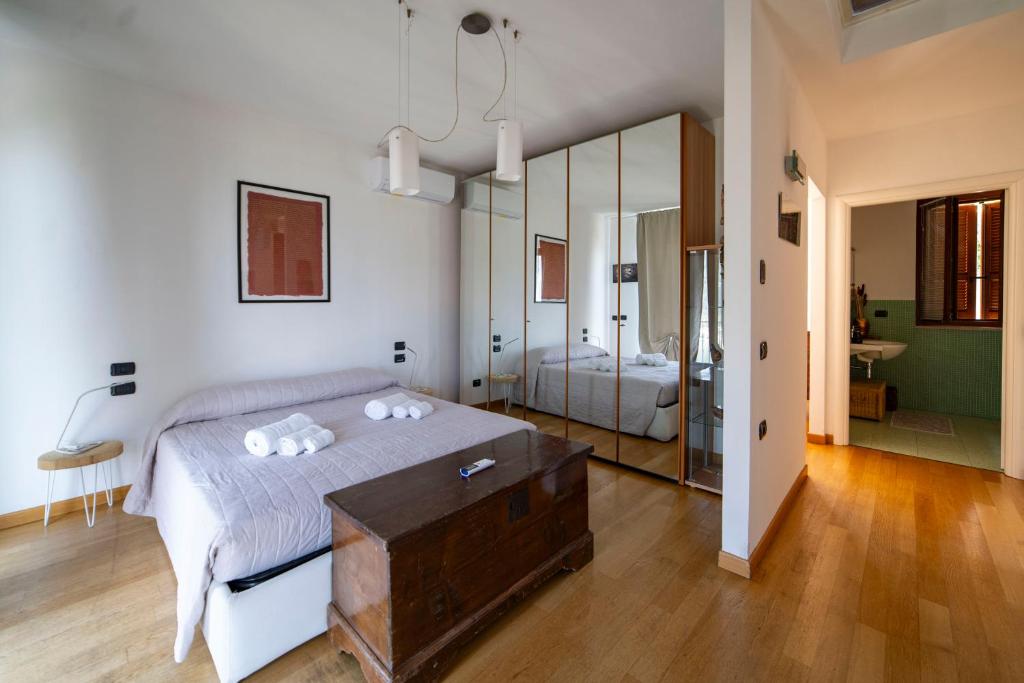 スルツァーノにあるXIO HOMEのベッドルーム(ベッド1台、大きな鏡付)