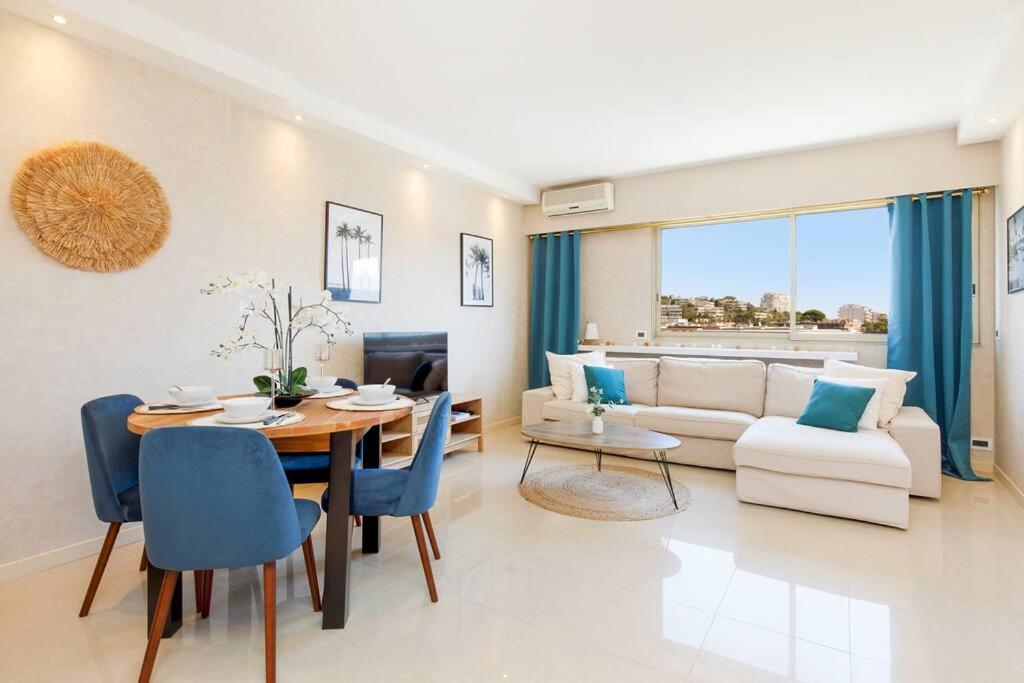un salon avec une table et un canapé dans l'établissement Top floor 2 beds 2baths, à Cannes