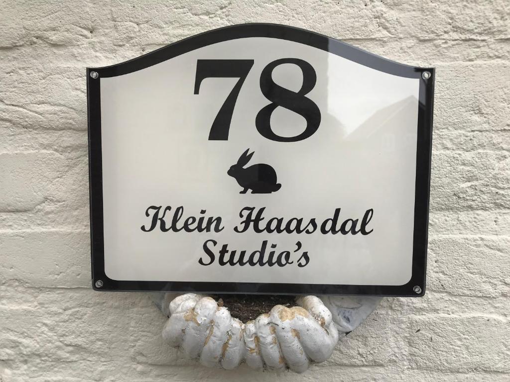 ein Schild an einer Wand, das 18 havanazi Studios liest in der Unterkunft Klein Haasdal Studio's in Schimmert