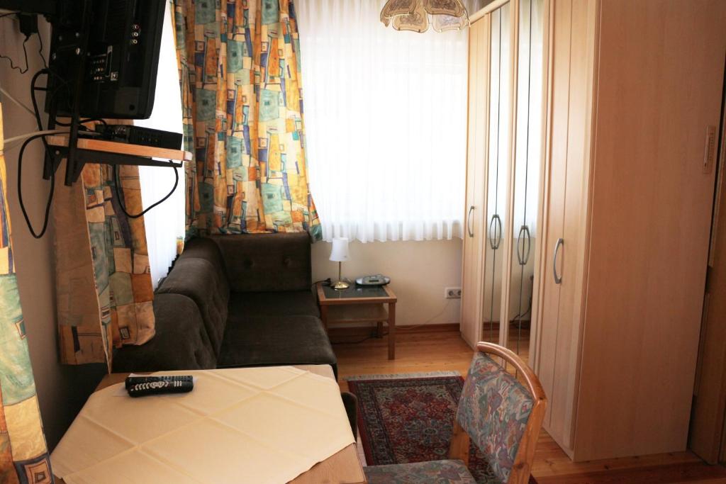 TV a/nebo společenská místnost v ubytování Haus zu den Zwei Eichen