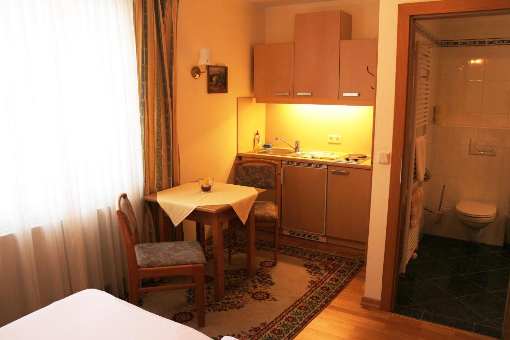 Kuchyň nebo kuchyňský kout v ubytování Haus zu den Zwei Eichen