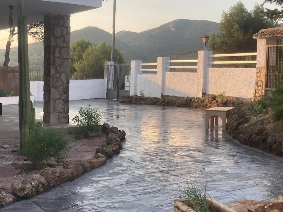 ein Wasserbad mit einer Bank im Hof in der Unterkunft Villa rural Valencia in Siete Aguas