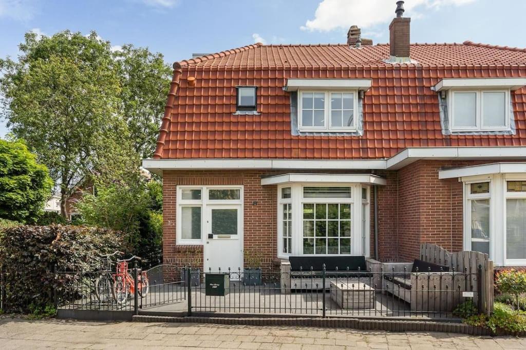 een stenen huis met een hek ervoor bij Gezinswoning met gratis parkeren in Delft