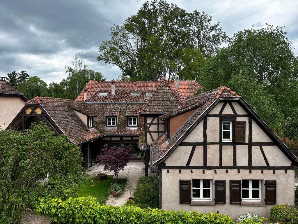 an old house with a black and white house at Ferme Marie Hélène in Ittlenheim