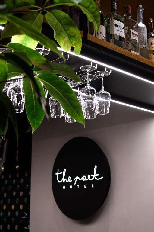 Certificato, attestato, insegna o altro documento esposto da The Poet Hotel