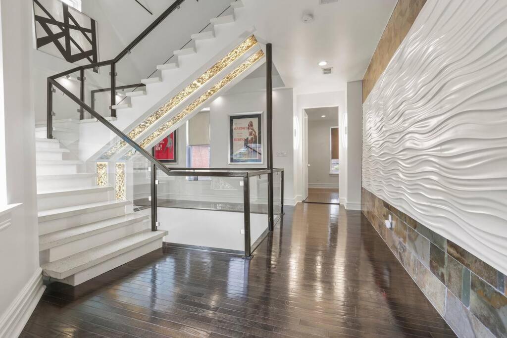 een trap in een huis met witte muren bij Franklin Manor-Columbus Downtown Luxury Estate in Columbus