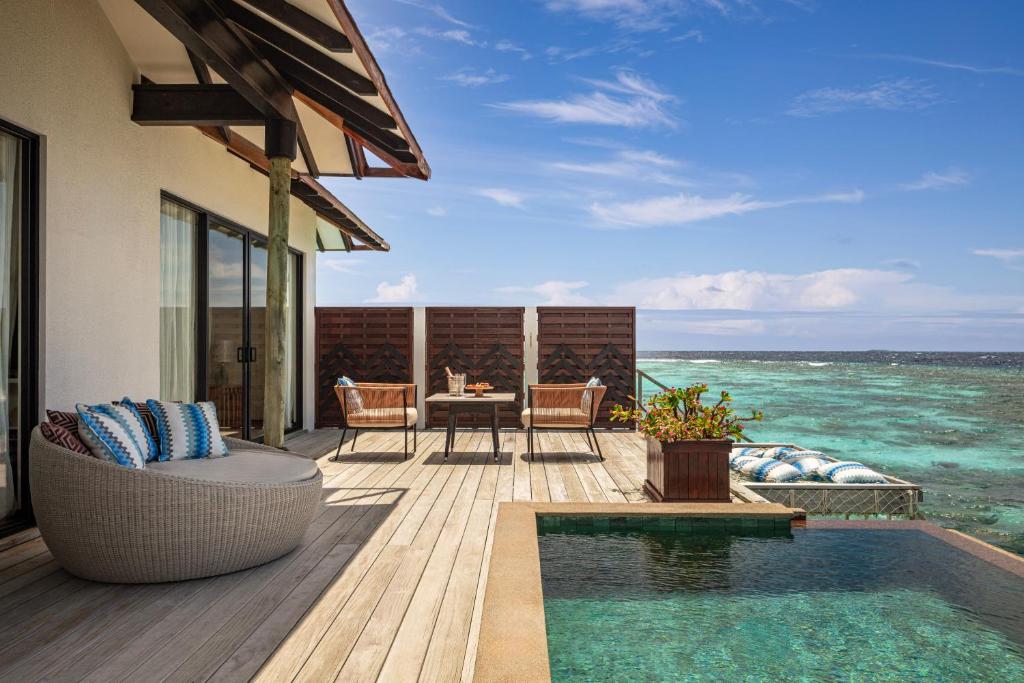 NH Collection Maldives Havodda Resort في Gaafu Dhaalu Atoll: منزل به سطح مع حمام سباحة