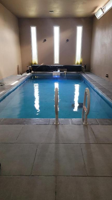 Mouvaux的住宿－chambres chez l habitant villa de luxe，大楼内一个蓝色的大型游泳池