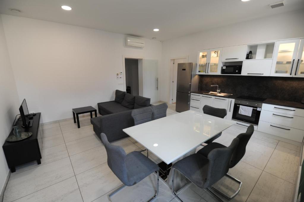 Kuchyň nebo kuchyňský kout v ubytování Argo Apartments