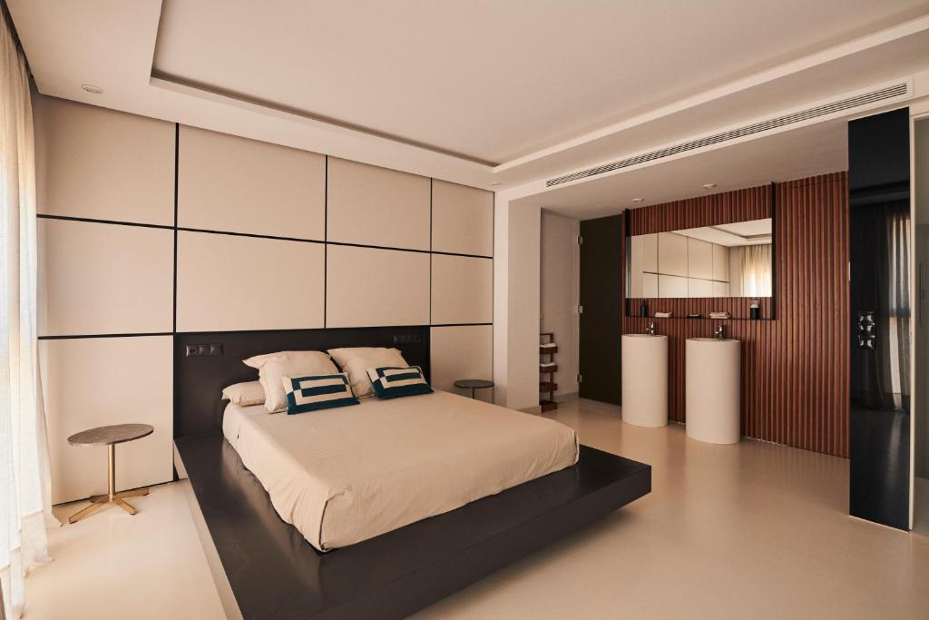 sypialnia z dużym łóżkiem w pokoju w obiekcie San Nicolas Luxury Home with prívate terrace w Kordobie