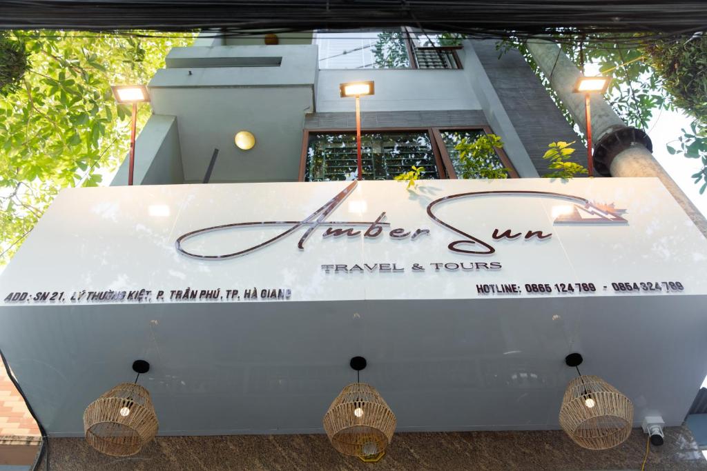 une grande table blanche avec un panneau. dans l'établissement AmberSun Travel & Tours, à Ha Giang