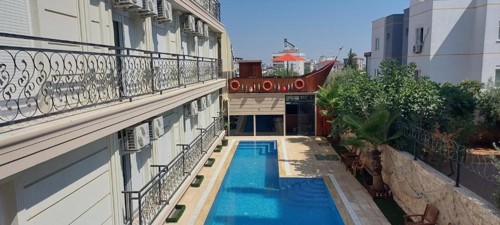 - une piscine sur le côté d'un bâtiment dans l'établissement DR. GREENS, à Antalya