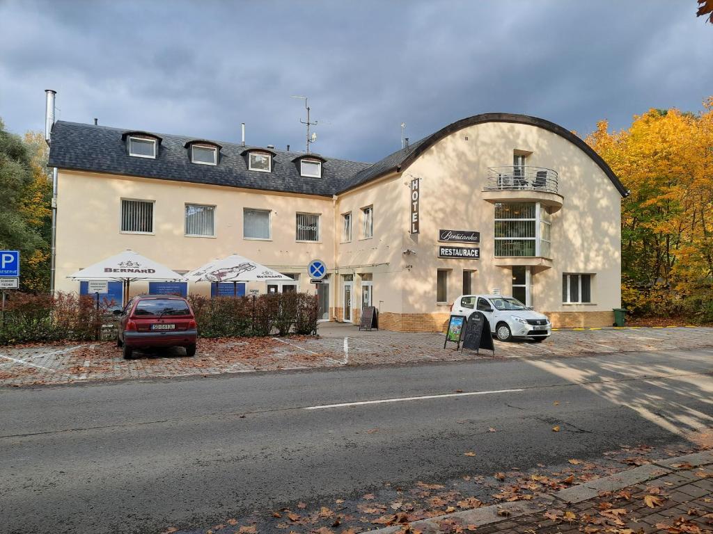 duży budynek z samochodami zaparkowanymi przed nim w obiekcie Hotel Boršičanka w Hawierzowie