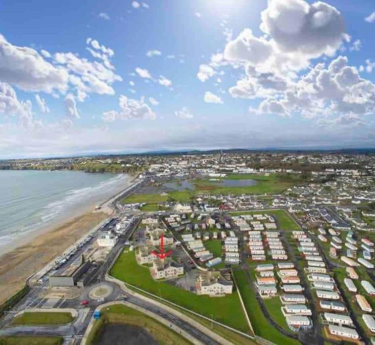 uma vista aérea de uma praia com condomínios e o oceano em Coastal Apartment Tramore em Waterford