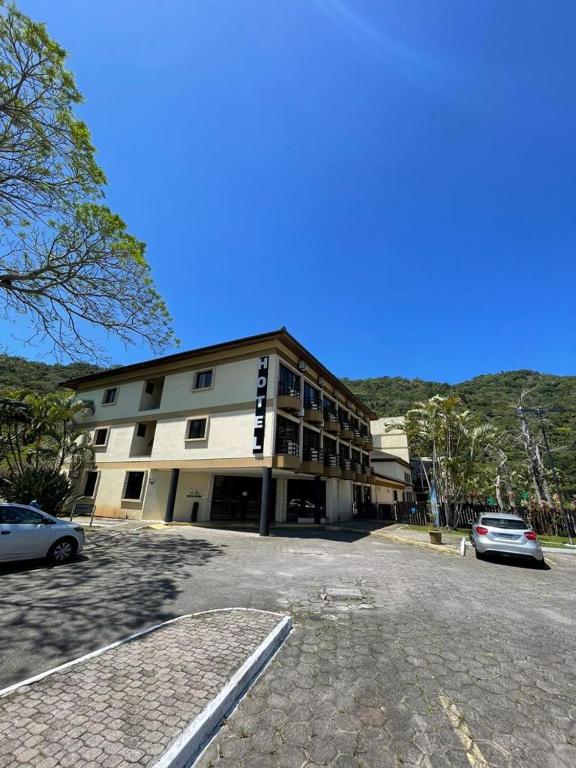a parking lot in front of a large building at HANNA Canto da Ilha Hotel & Eventos in Florianópolis