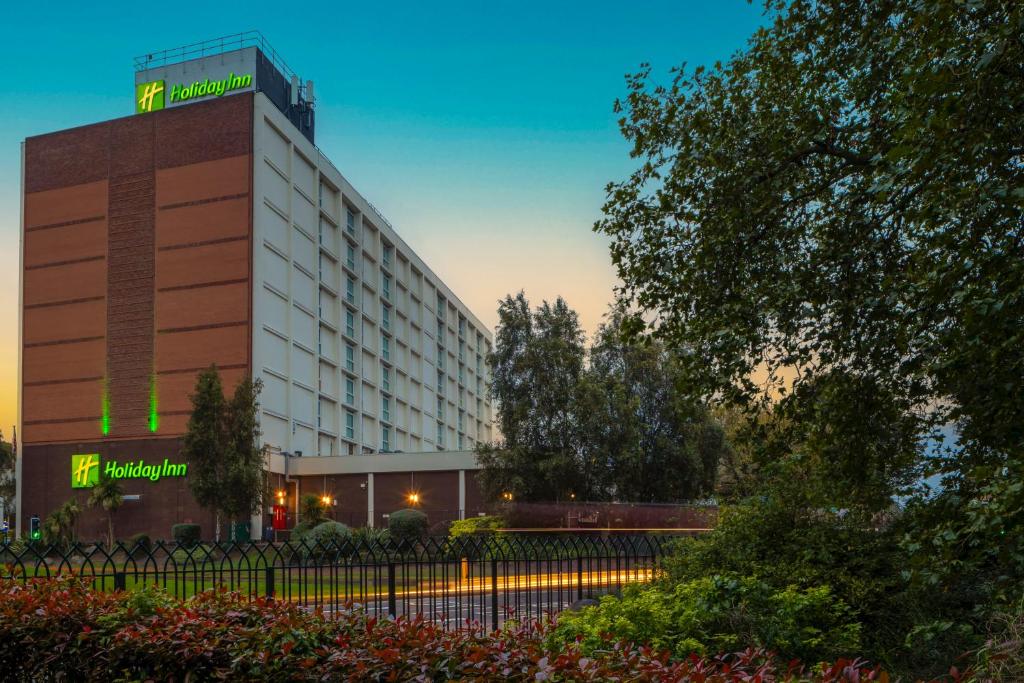 um edifício de hotel com uma placa em cima em Holiday Inn Leicester City, an IHG Hotel em Leicester