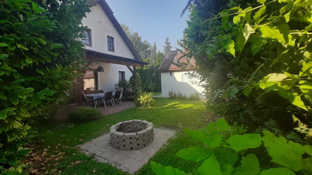 Aed väljaspool majutusasutust Sunshine Villa Fonyódliget
