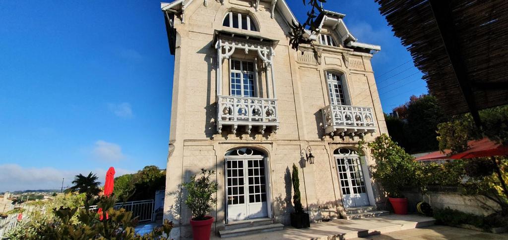 un edificio alto con finestre e balcone di Villa Art Nouveau ad Angoulême