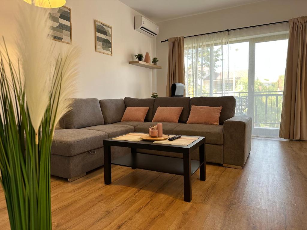uma sala de estar com um sofá e uma mesa de centro em GLAM APARTMENTS Lipatti near Iulius Mall em Timisoara